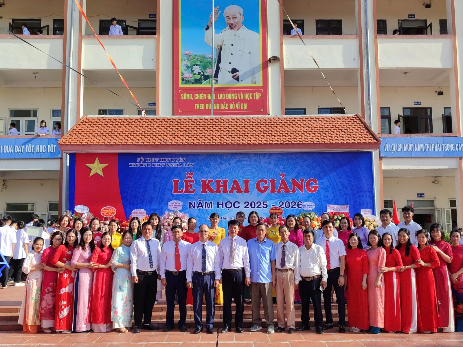 <a href='https://c3nghiadan.hungyen.edu.vn/tin-tuc/truong-thpt-nghia-dan-ron-rang-phan-khoi-trong-le-khai-giang-nam-hoc-2025-2026.html'>TRƯỜNG THPT NGHĨA DÂN RỘN RÀNG, PHẤN KHỞI TRONG LỄ KHAI GIẢNG NĂM HỌC 2025-2026</a>