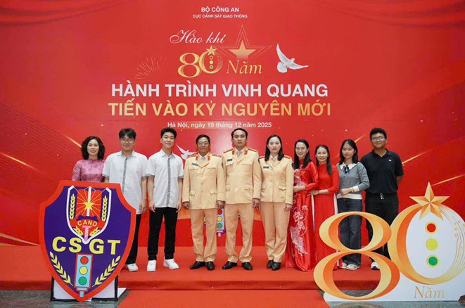 VINH DANH GIÁO VIÊN VÀ HỌC SINH ĐẠT GIẢI CUỘC THI “TÌM HIỂU TRUYỀN THỐNG 80 NĂM XÂY DỰNG, CHIẾN ĐẤU VÀ TRƯỞNG THÀNH CỦA LỰC LƯỢNG CẢNH SÁT GIAO THÔNG”