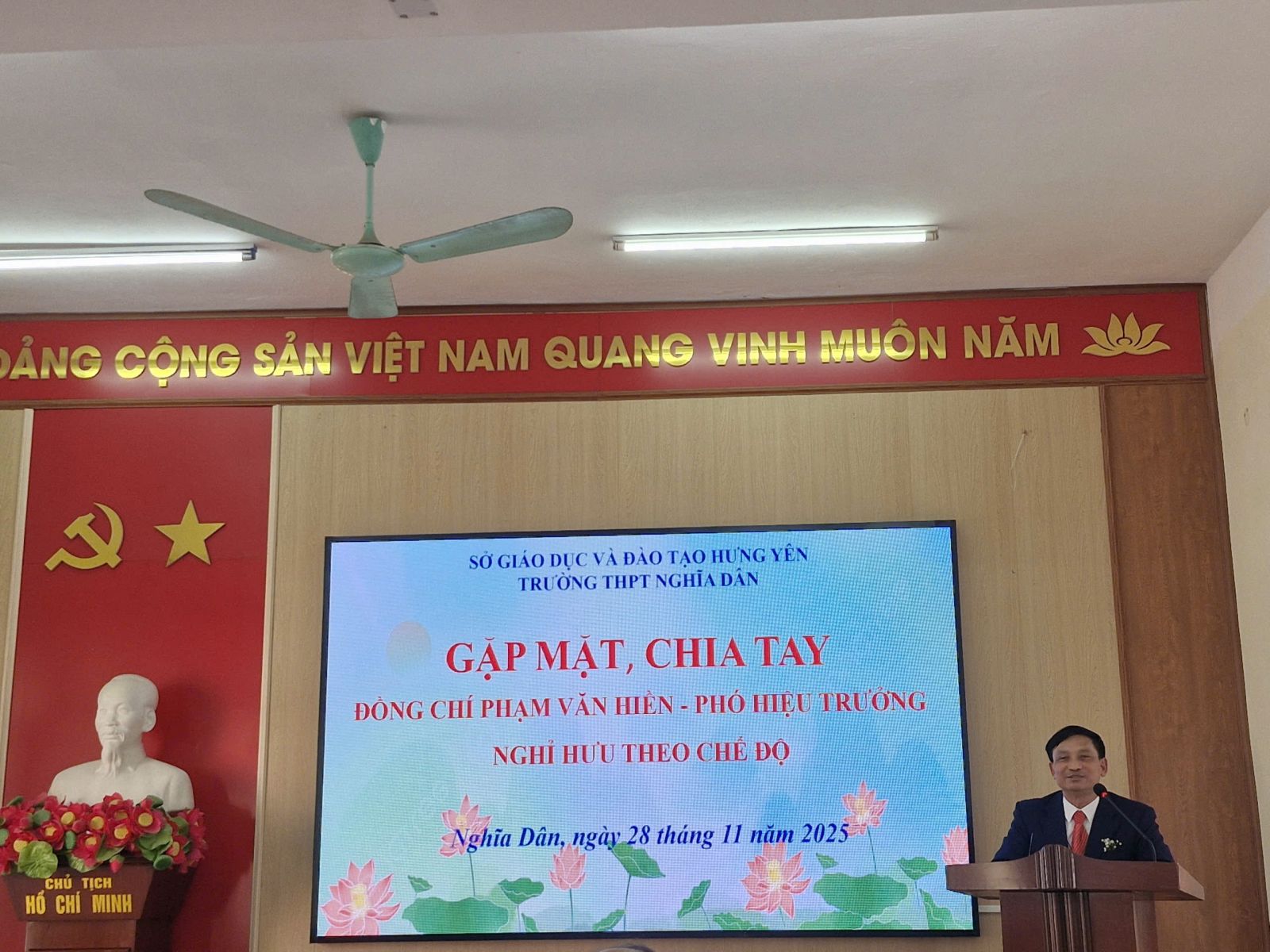 TRƯỜNG THPT NGHĨA DÂN GẶP MẶT, CHIA TAY ĐỒNG CHÍ PHẠM VĂN HIỀN - PHÓ HIỆU TRƯỞNG NGHỈ HƯU THEO CHẾ ĐỘ